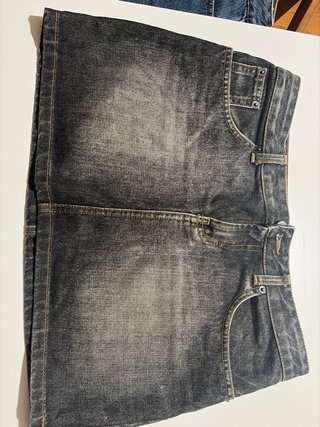 Minifalda vaquera desgastada