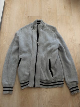 Chaqueta de punto gris con cremallera y borreguito