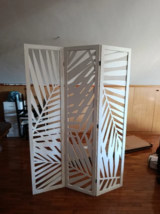 Biombo Separador Blanco con Diseño de Hojas