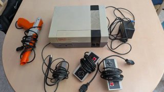 Consola Nintendo NES + 2 mandos + Zapper