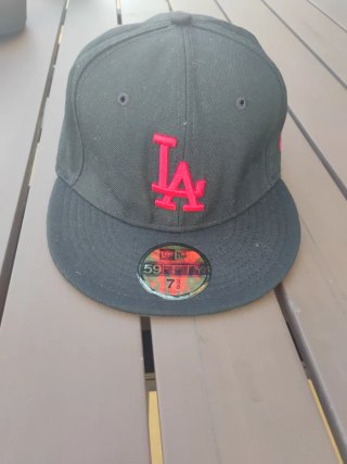 Gorra New Era LA Negra Roja Talla 7 3/8