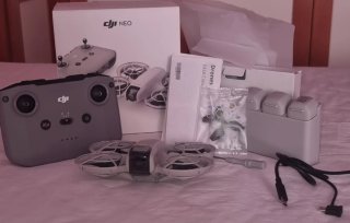 Dron DJI NEO con mando y accesorios