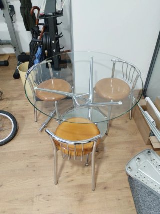 Mesa cristal redonda con 3 taburetes acero .