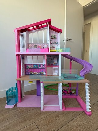 Casa de Barbie con tobogán y piscina