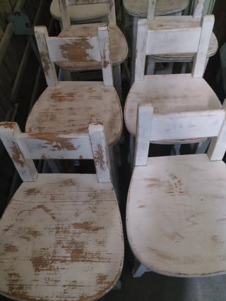 Sillas altas de madera maciza.