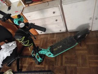 Patinete eléctrico negro y verde