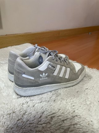 Zapatillas Adidas grises y blancas
