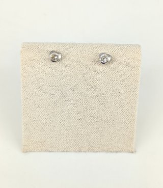 Pendiente de oro blanco de 18k circonitas, 0.35 g.