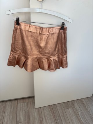 Falda dorada con volantes