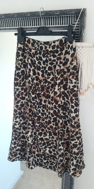 Falda midi nueva sin estrenar. Estampado de leopar