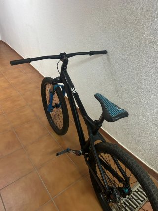 Bicicleta Dirt Jump Negra y Azul