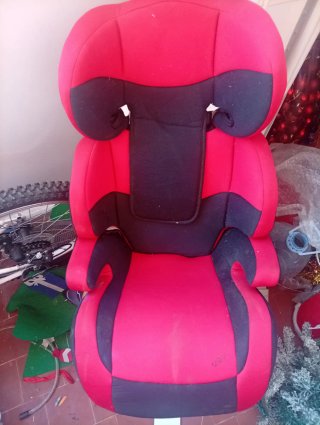Silla de coche infantil roja y negra