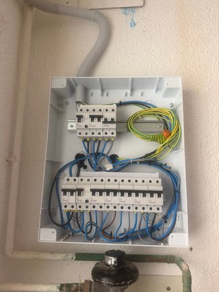 ELECTRICISTA CON CARNET