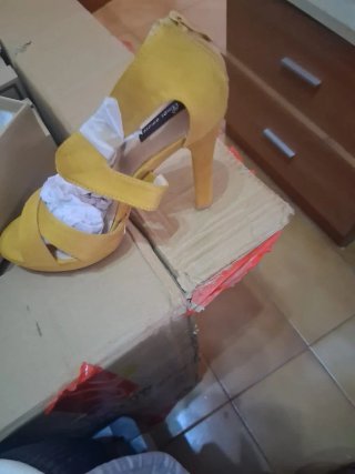 Zapatos de tacón amarillos Amor Amore