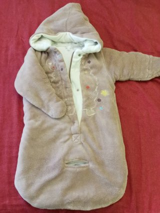 Saco polar con capucha y manoplas