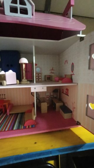 Casita de Muñecas de Madera