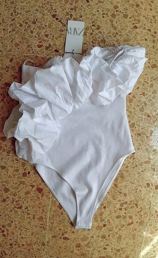 Body blanco con volantes. ZARA. Nuevo sin estrenar