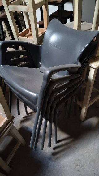 Sedie impilabili grigie in plastica