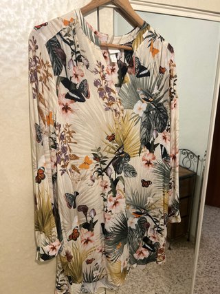 Blusa estampada flores y mariposas