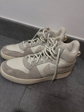 Tenis Nike Beige y Gris