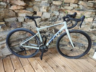 Bicicleta Gravel Giant Revolt 1