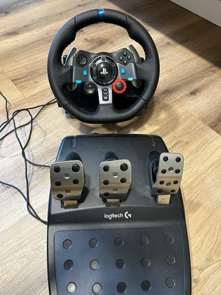Volante Logitech y pedales