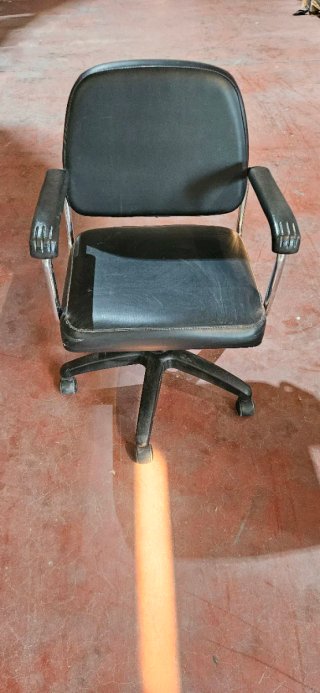 Silla de oficina giratoria negra
