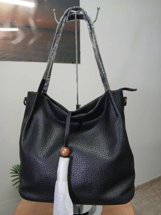 Bolso de hombro de cuero negro