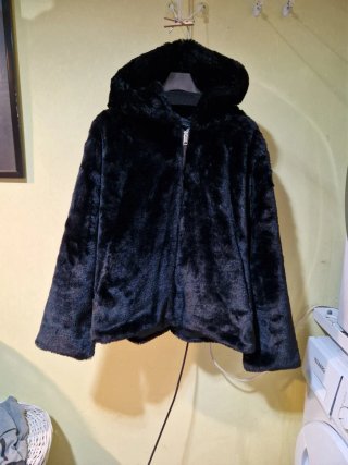 Chaqueta de pelo negra con Capucha.