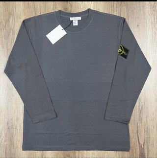 Camiseta Stone Island gris manga larga