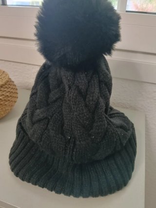 Gorro de lana negro con pompón