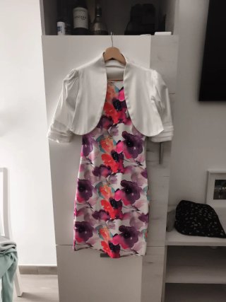 Vestido de fiesta floral con chaqueta