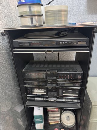 Impianto audio Sanyo vintage con giradischi
