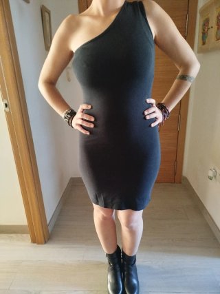Vestido negro de un tirante