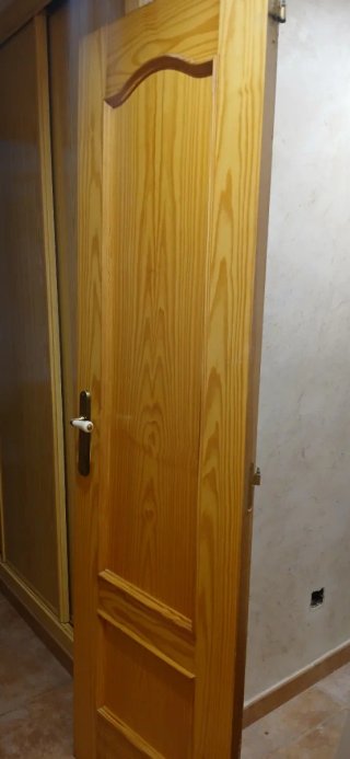 Puerta de madera de pino