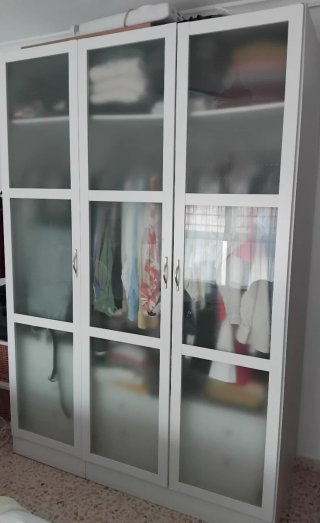 Armario blanco con puertas de cristal