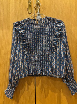 Blusa con nido de abeja y volantes