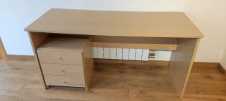 Escritorio de madera con cajonera