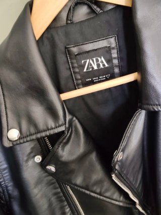 Cazadora efecto piel Zara Talla M