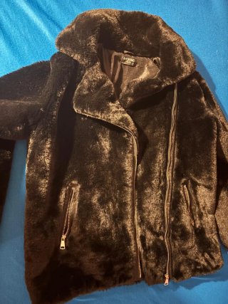 Chaqueta de pelo sintético negra