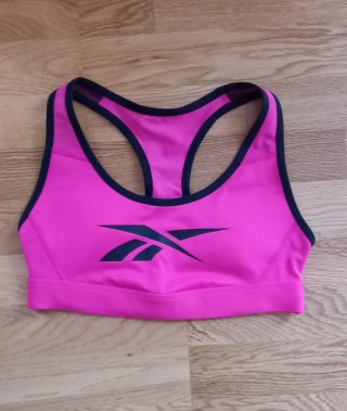 Top deportivo Reebok fucsia y negro. Talla S