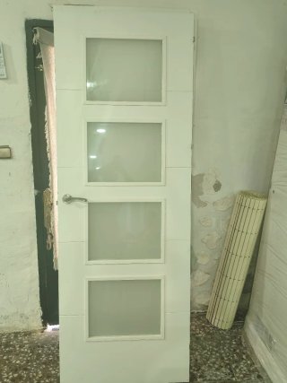 Puerta blanca con 4 cristales