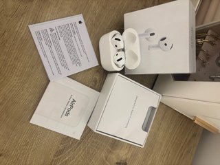 AirPods 4 Apple
