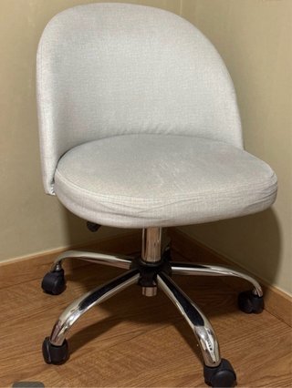 Silla de escritorio gris con ruedas