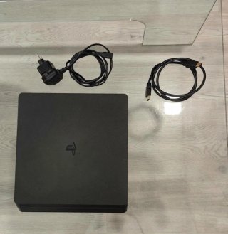 PS4 Slim 1TB Negra + Cables.