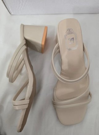 Sandalias de tacón beige