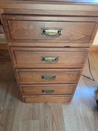 Escritorio de castaño con cajonera