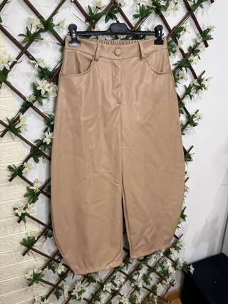 Pantalón balloon efecto piel beige