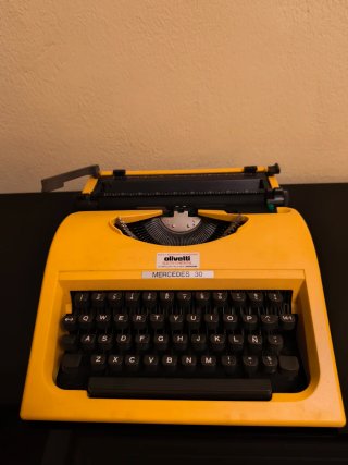 Máquina de escribir Olivetti Mercedes 30 + Maletín
