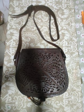 Bolso de Cuero Marrón con Grabado